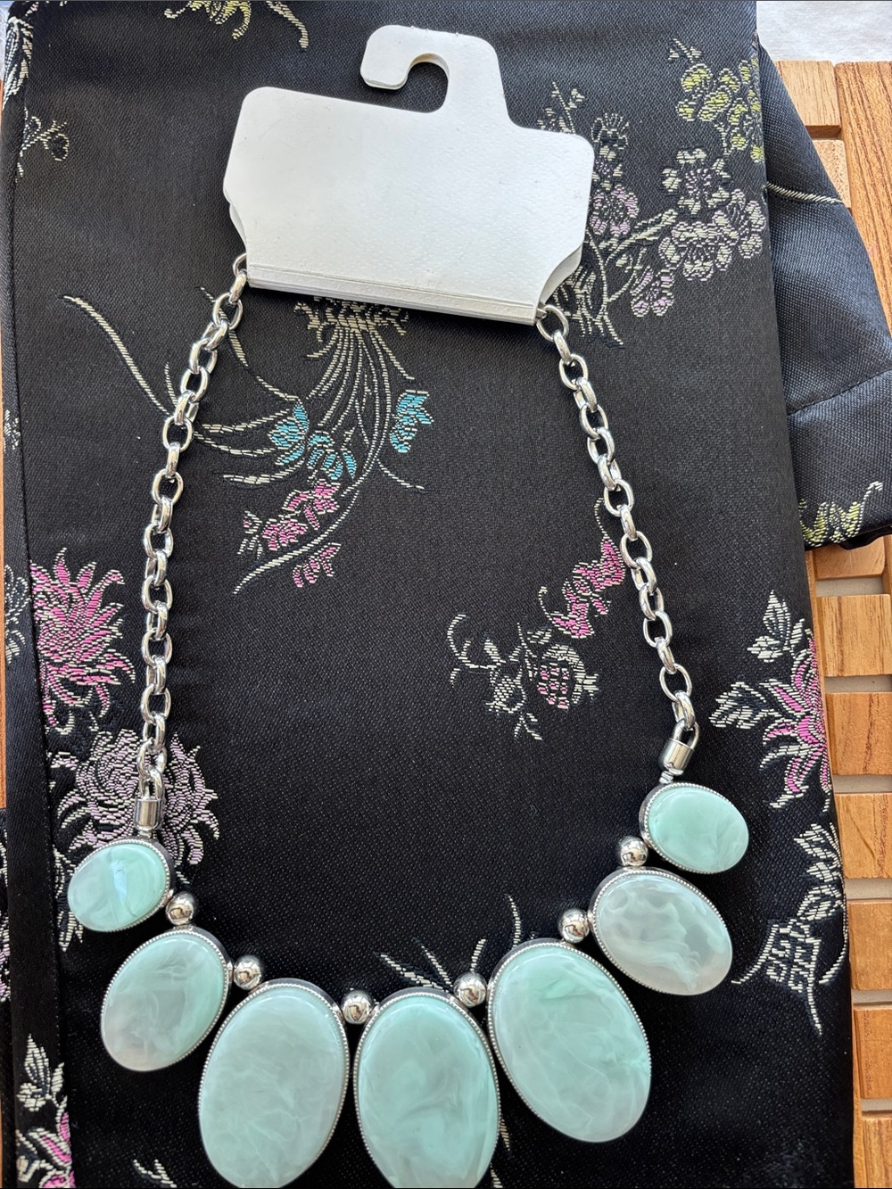 Kohl's Silver-Tone Statement Necklace with Mint Green Oval Stones… VINTAGE!